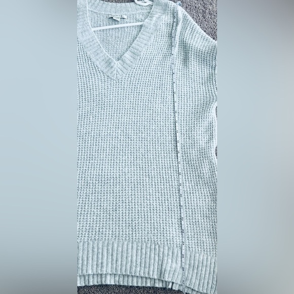 American Eagle Outfitters Gray V-Neck Sweater - Picture 6 of 8